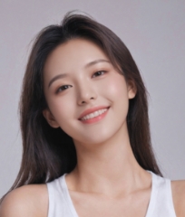 가지런하고 하얀 치아를 드러내며 환하게 웃고 있는 여성의 미소